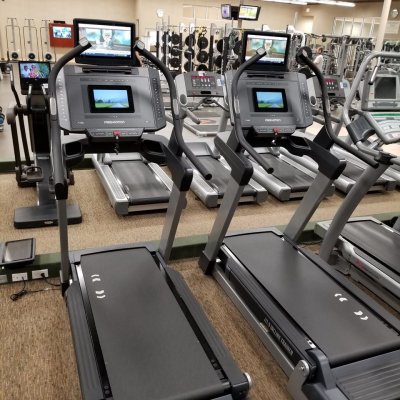 treadmills lined up