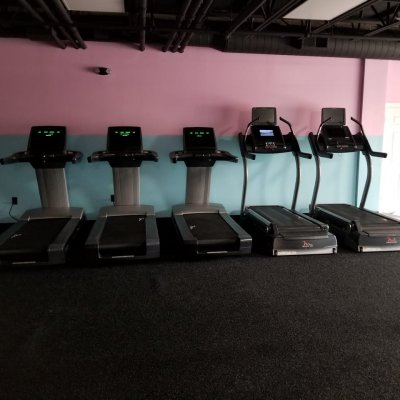 five treadmills lined up